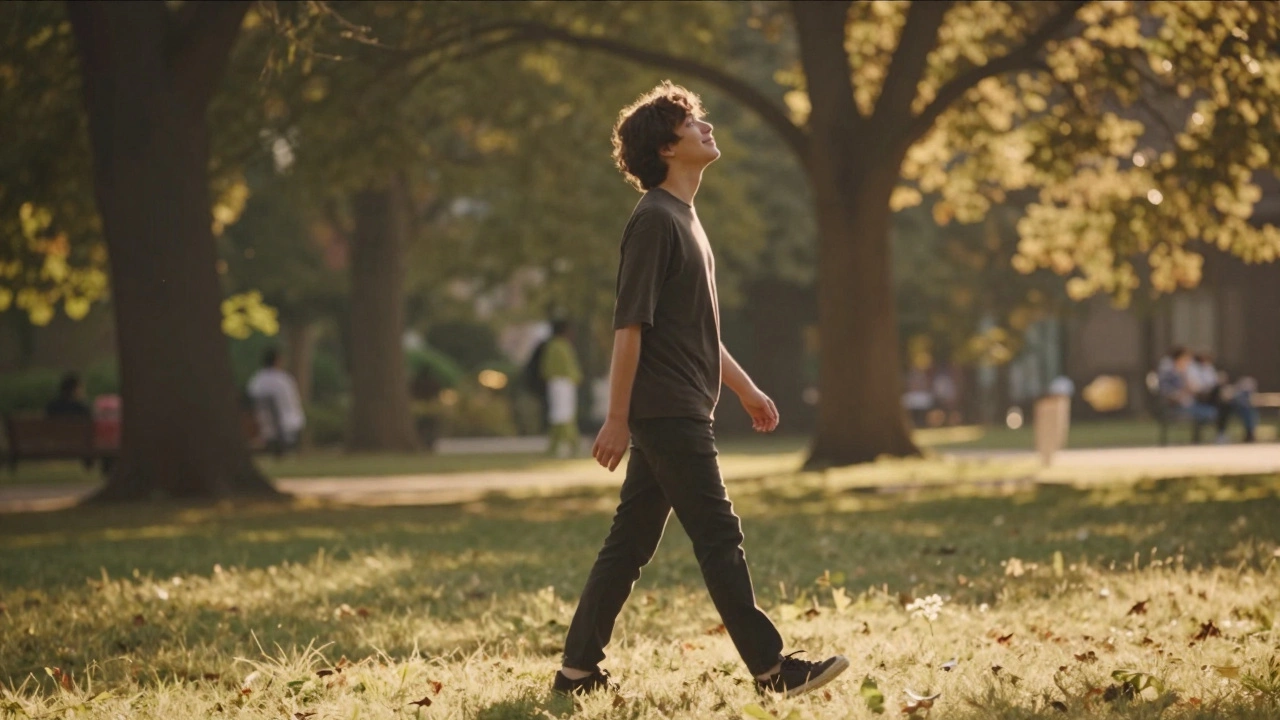 Человек медленно идёт по парку на закате, без телефона, с лёгкой улыбкой, окружённый деревьями.