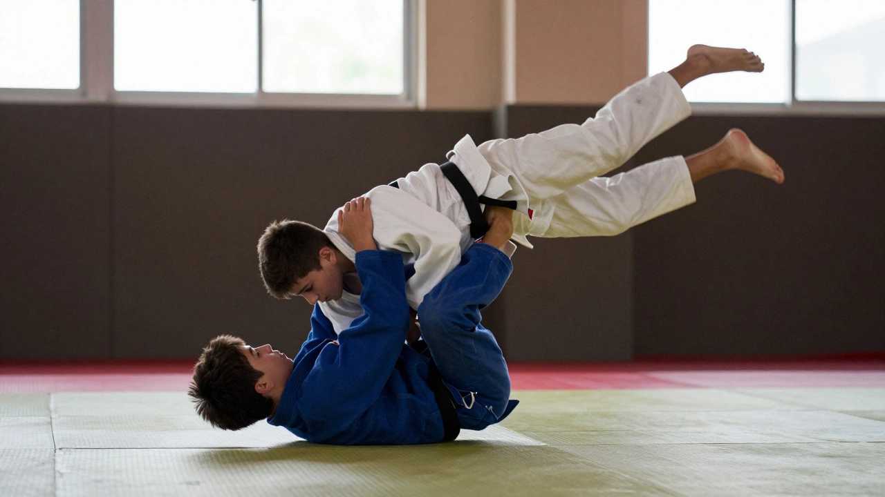 Юноша выполняет бросок дзюдо, тело вытянуто, позвоночник прямой, коврик мягкий.