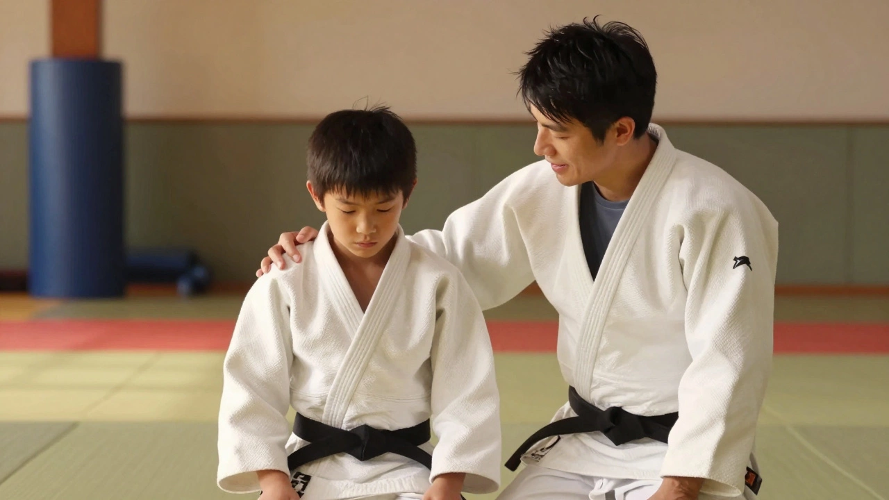 Тренер поддерживает ребенка после тренировки по дзюдо в додзё